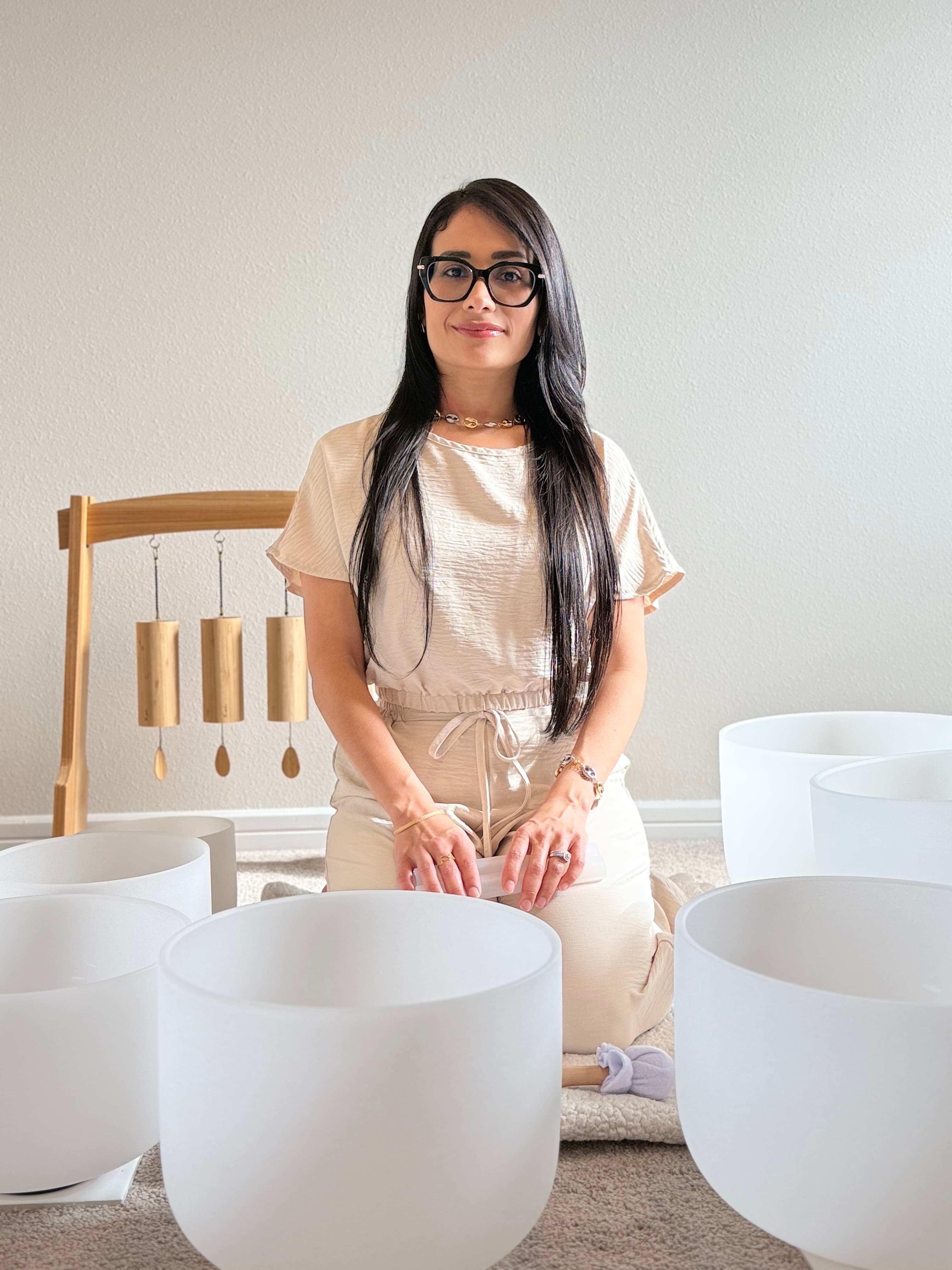 Zulinette rodeada de instrumentos de sonido