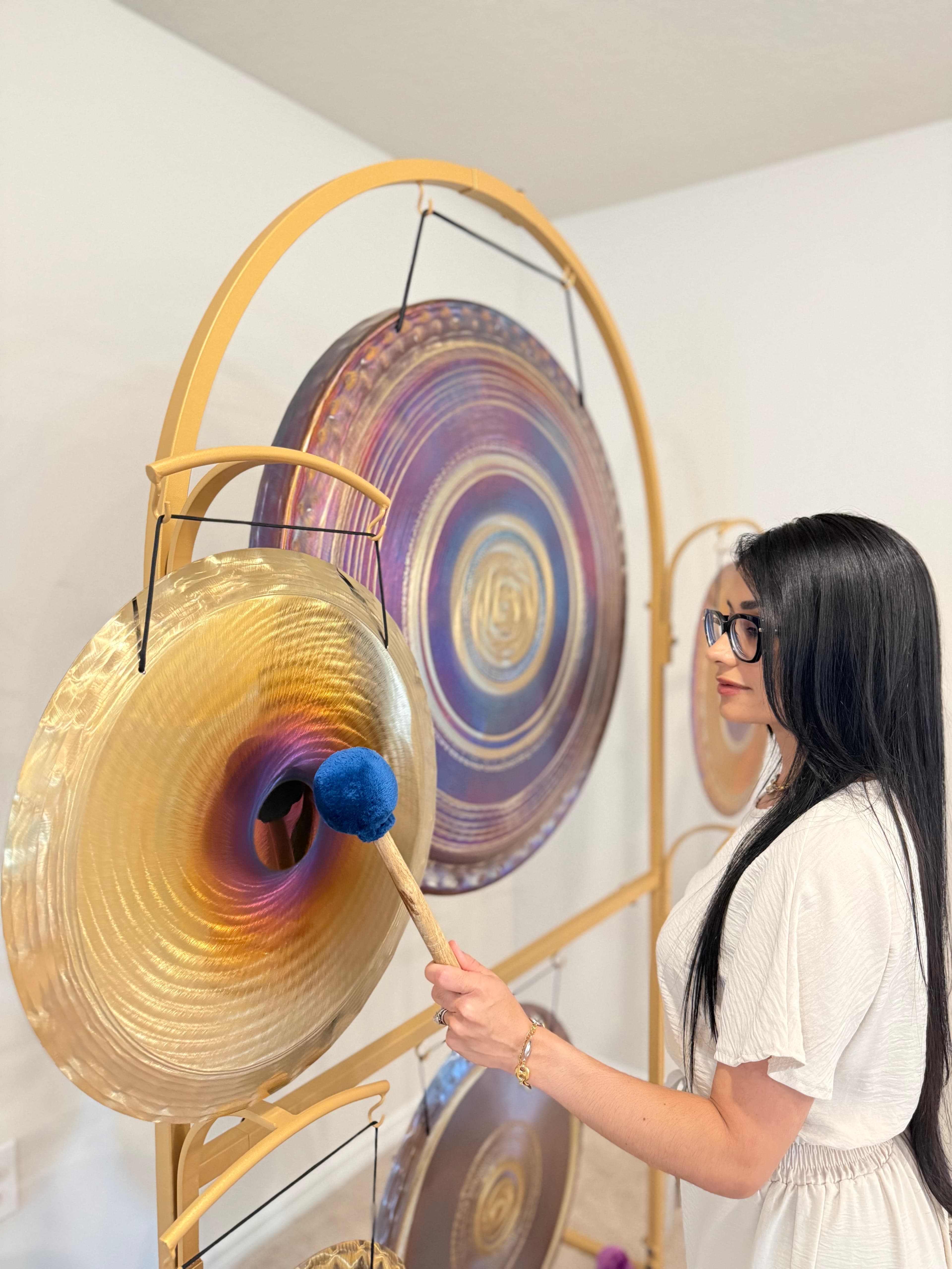 Zulinette durante una práctica con instrumentos de sonido.