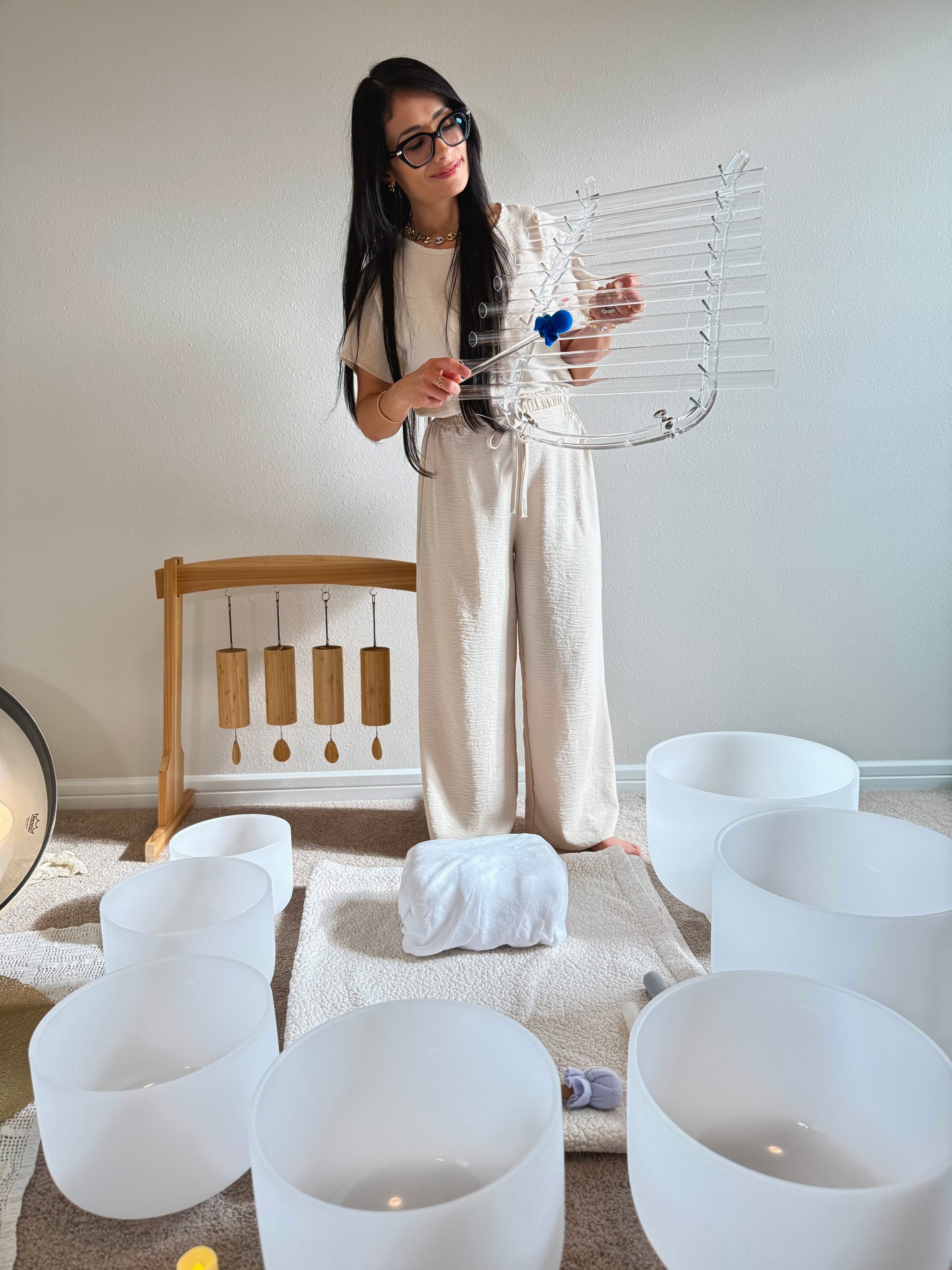 Zulinette en una práctica sonora con crystal harp e instrumento de activación.